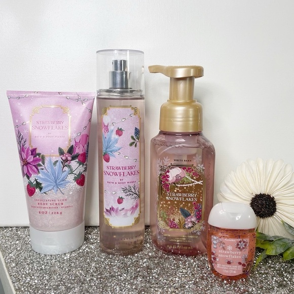 Bath & Body Works Strawberry Snowflakes Gift Set Body Scrub Soap NWT - Picture 2 of 6